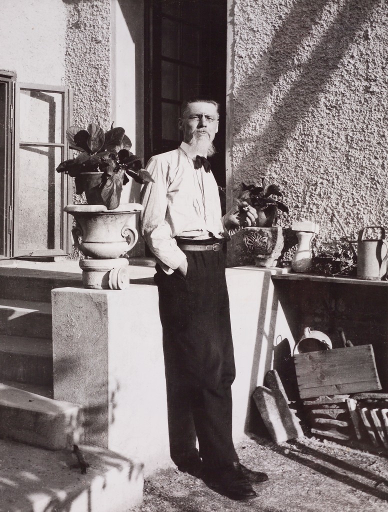 Dokumentacija MGML_Pleƒnik pred svojo hiþo, ok. 1926